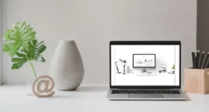 Photo d'un bureau avec un écran d'ordinateur affichant un site Web pour illustrer l'article "à quoi sert un site web pour votre entreprise ?"