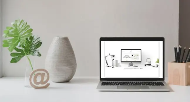 Photo d'un bureau avec un écran d'ordinateur affichant un site Web pour illustrer l'article "à quoi sert un site web pour votre entreprise ?"