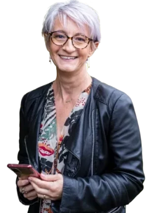 photo d'une femme souriante avec blouson en cuir noir et tenant un smartphone représentant Laurence Fauché-Nicoleau - La Griffe Éditoriale
