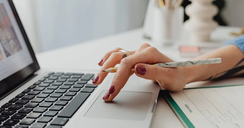 Visuel présentant un écran affichant la page d'accueil d'un site Web pour illustrer la page d'accueil du site La Griffe Éditoriale - Sites Web sur mesure à Bordeaux